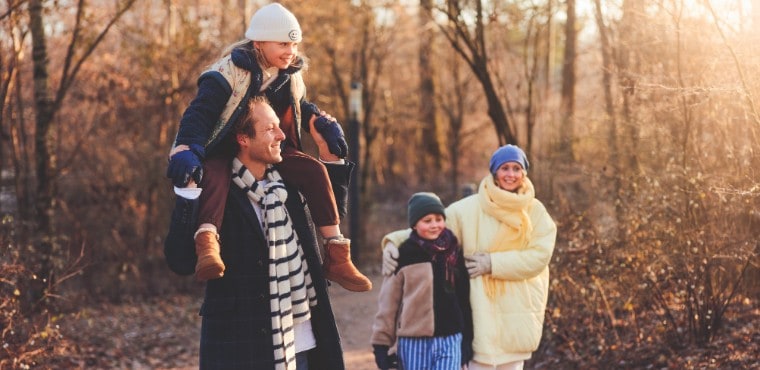 Familienspaziergang im Wald