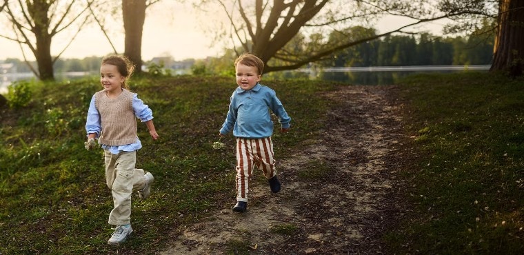 Visuel enfants qui courent dans la nature 760x370
