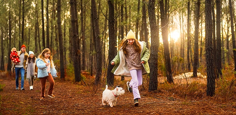 Familie im Wald
