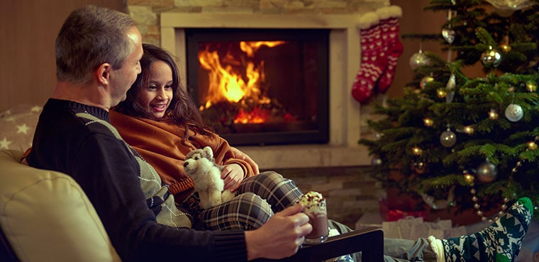 Afbeelding gezin haard kerst