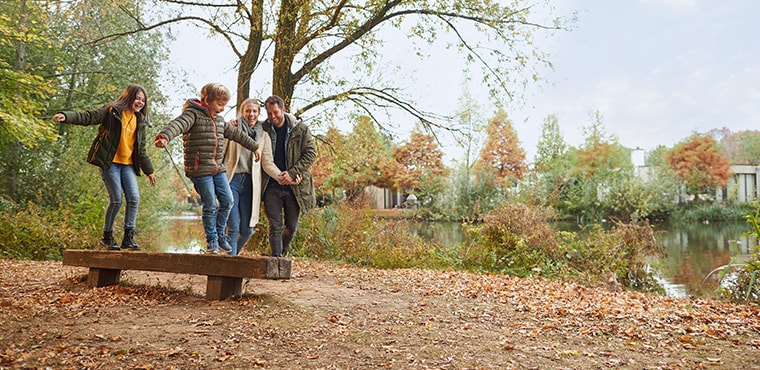 Familie op bankje in bos