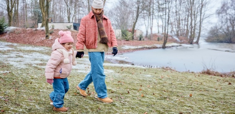 Familie på solsenge på stranden