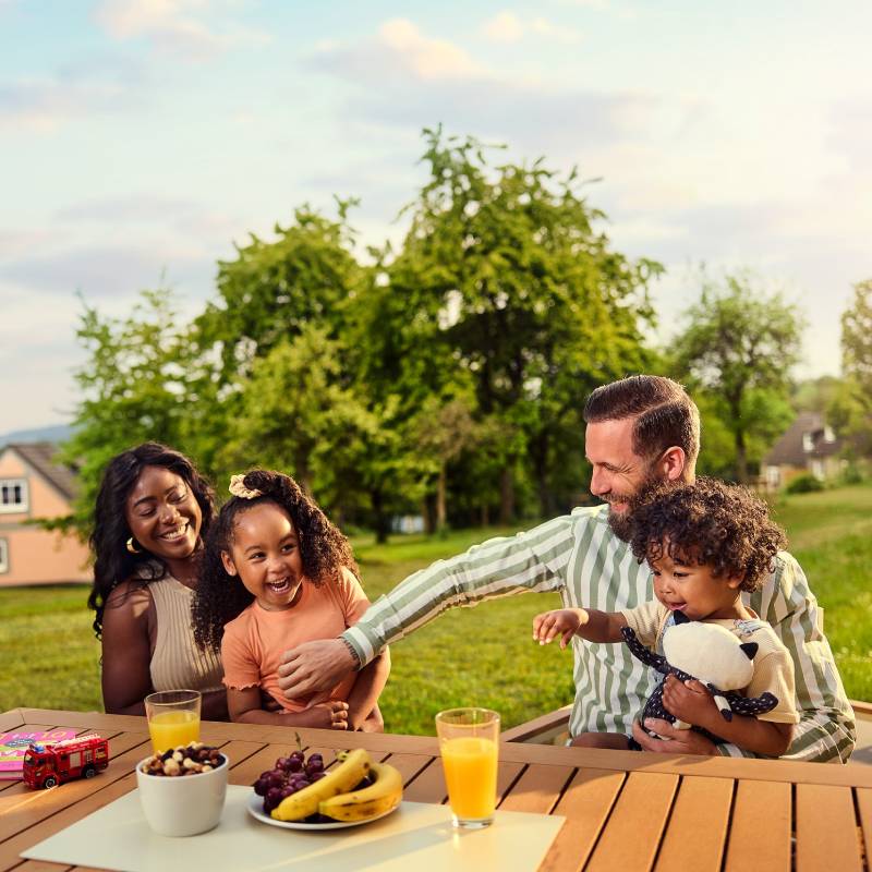 Famille sur une terrasse