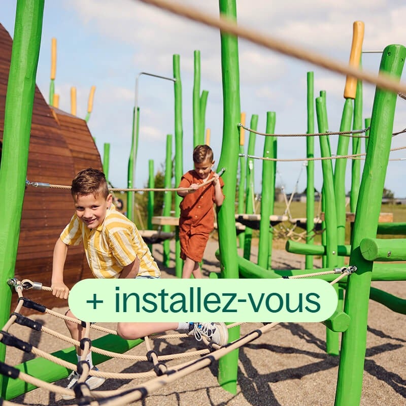 Installez‑vous confortablement au soleil d'été pendant que les enfants s’amusent