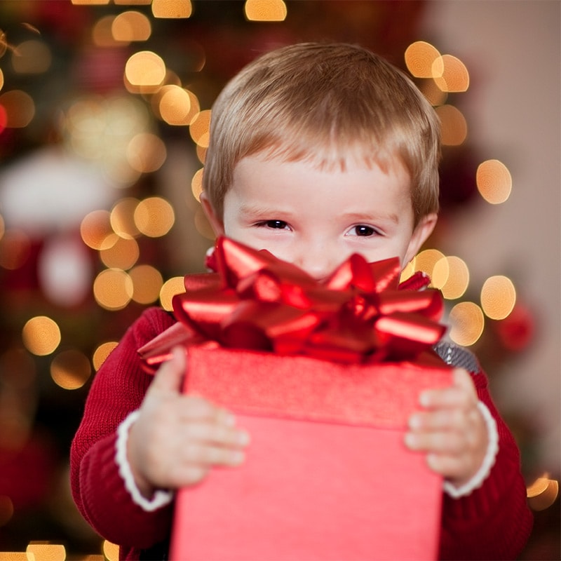 Enfant avec un cadeau