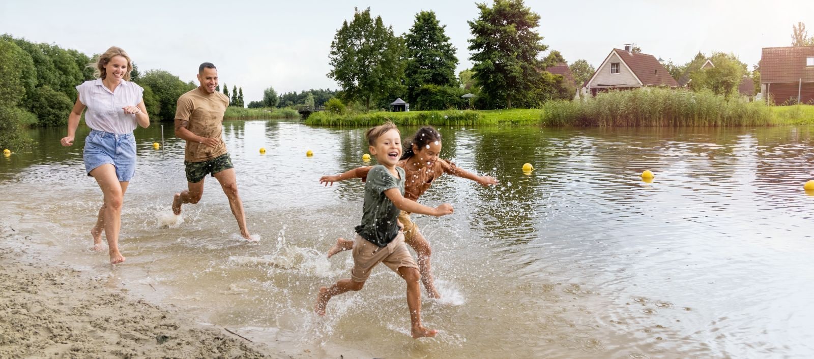 Visuel famille qui court dans l'eau