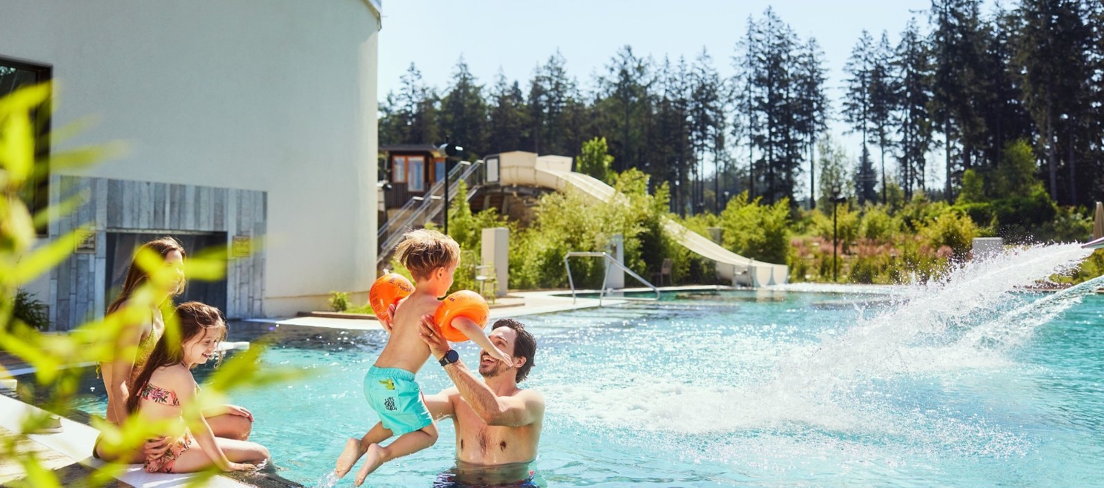 Familie am Pool