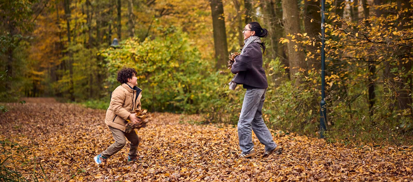 Familie im Wald