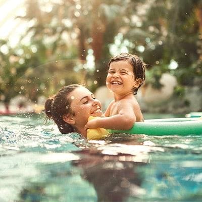 Mère et son enfant jouant dans l'eau
