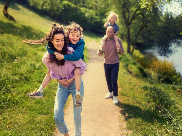 Famille qui se balade dans la nature