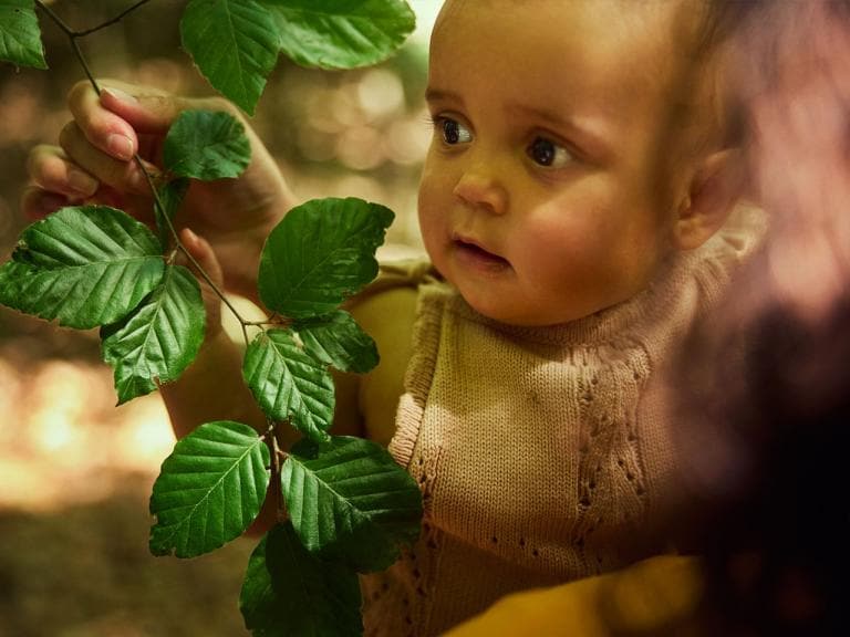 Mère avec son enfant dans la nature