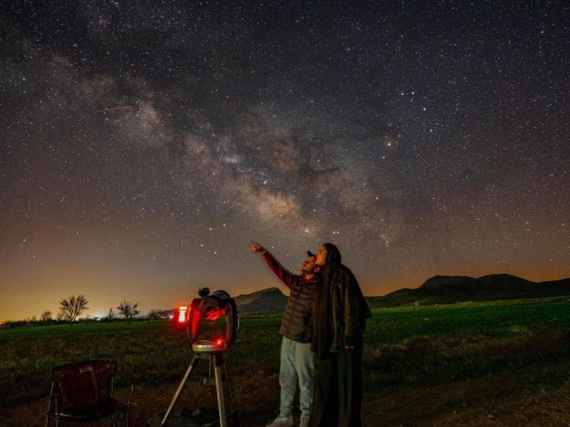 Nuit des étoiles filantes 2026 : où et quand observer →