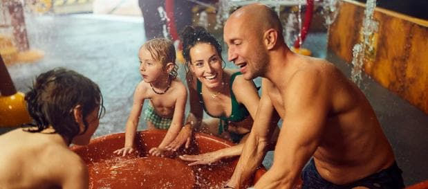 Famille dans l'eau