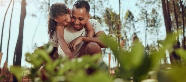 Père et fille dans la nature