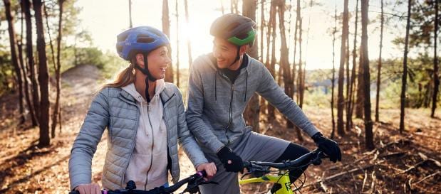 Couple vélo nature