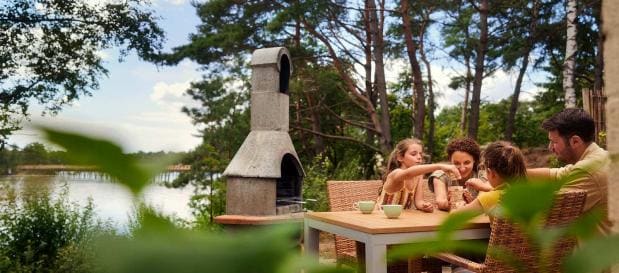 Famille sur leur terrasse