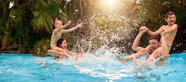 Famille jouant dans l'eau