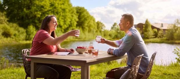 Couple sur une terrasse