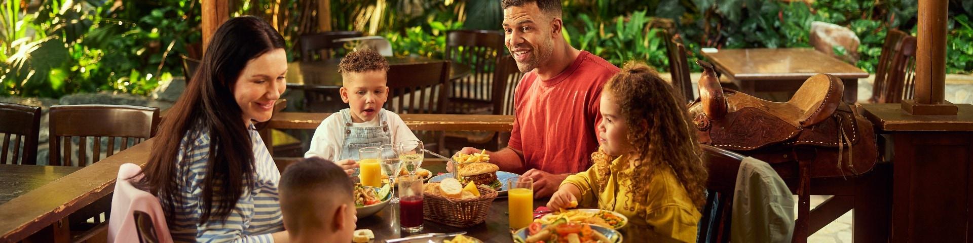 Famille au restaurant