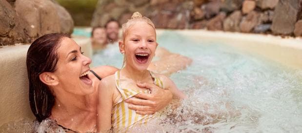 Famille dans l'eau