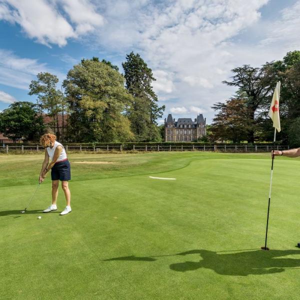 Le magnifique golf de 9 trous et son équipe de professeurs accueillent les joueurs licenciés comme les novices