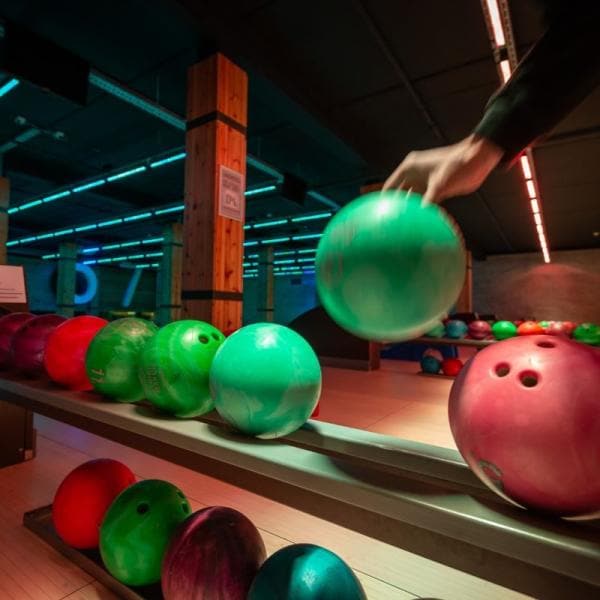 Privatisez notre bowling 10 pistes et ses jeux d'arcades pour une soirée tout en un. Pour les plus audacieux Karaoké, quizz live ou DJ set n'attendront que vous