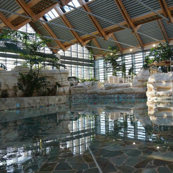 Après une journée de réunion, venez vous détendre à l'Aqua Mundo; un véritable paradis aquatique avec ses toboggans, sa rivière sauvage, sa piscine à vagues et ses bains à remous