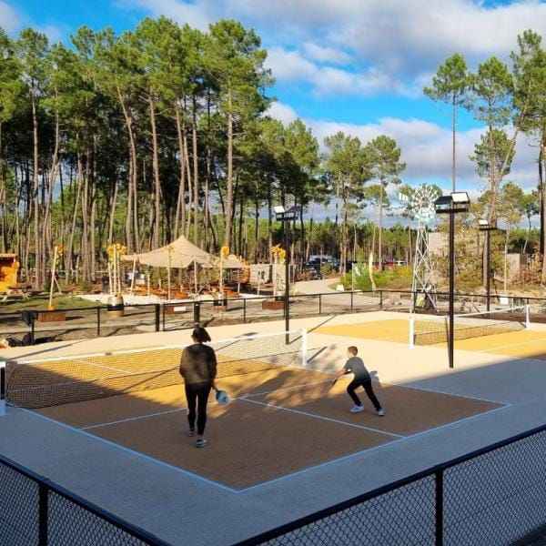 Mélange de tennis, badminton et ping-pong, le pickleball offre une expérience conviviale et dynamique pour tous les âges et tous les niveaux