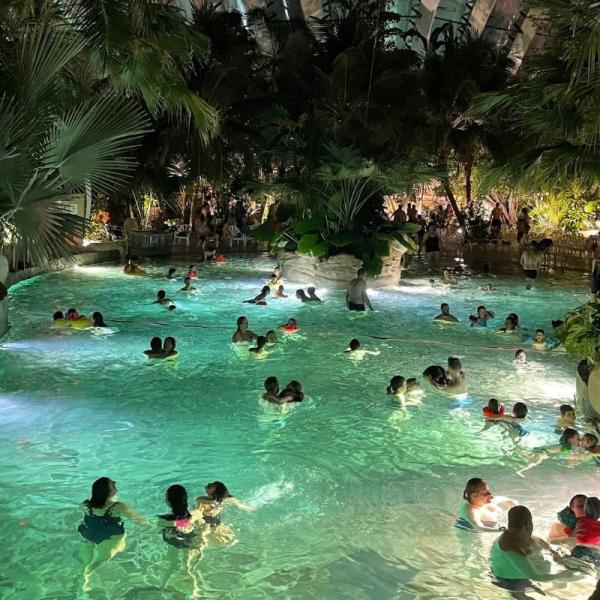 Profitez d’un espace aquatique en accès libre avec toboggans, rivière sauvage et espaces détente