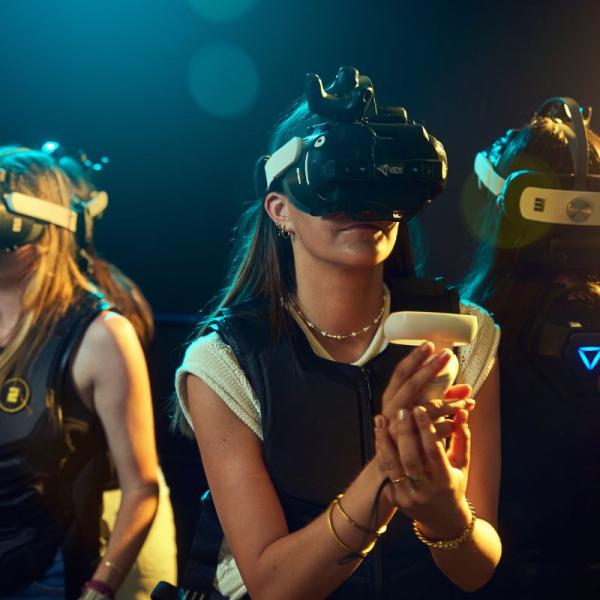 Activité de réalité virtuelle en intérieur, parmi de nombreuses expériences pour compléter votre programme d’activités