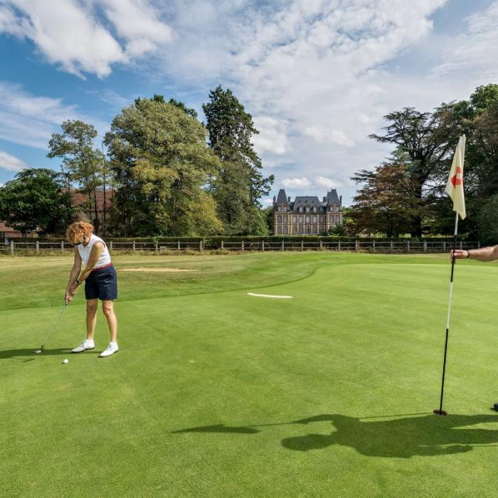 Le magnifique golf de 9 trous et son équipe de professeurs accueillent les joueurs licenciés comme les novices