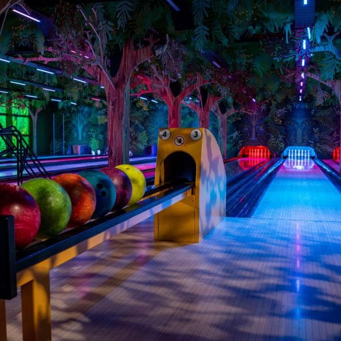 Nos pistes de bowling, vous offrent tout le nécessaire pour des parties inoubliables dans une ambiance agréable