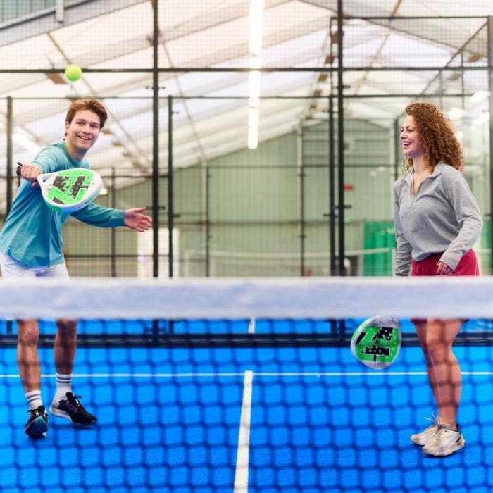 Le padel est un mélange de tennis et de squash qui se joue sur un terrain entouré de parois vitrées