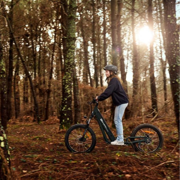 Venez découvrir de nouvelles sensations avec une balade en trottinette tout-terrain électrique. Un "deux roues" très accessible pour tous les âges