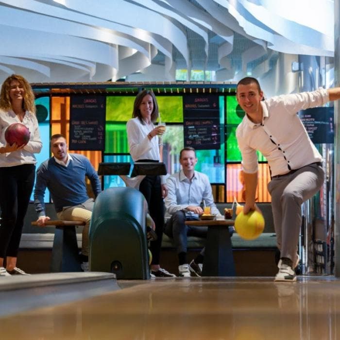 Geniet van een gezellig moment vol beweging, plezier en ontspanning op onze 10 bowlingbanen