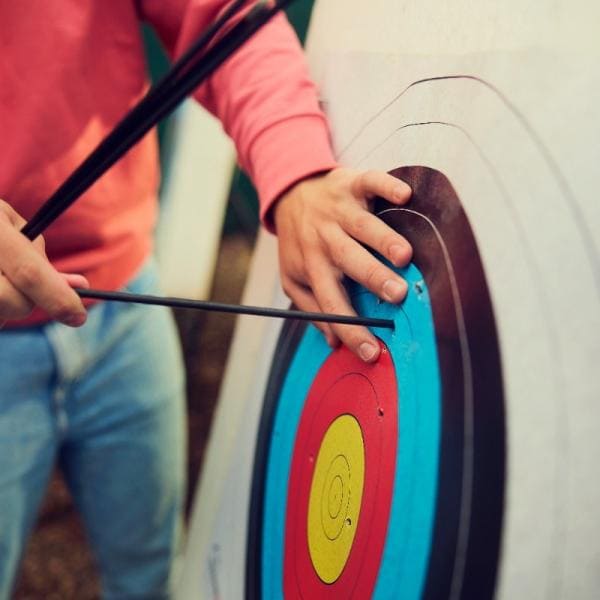 Renforcez l’esprit d’équipe avec le tir à l’arc : fun, défi et connexion.