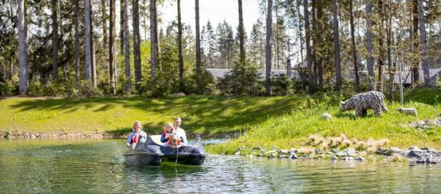 Familie auf dem Treetboot