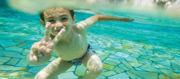 Kind im Schwimmbad