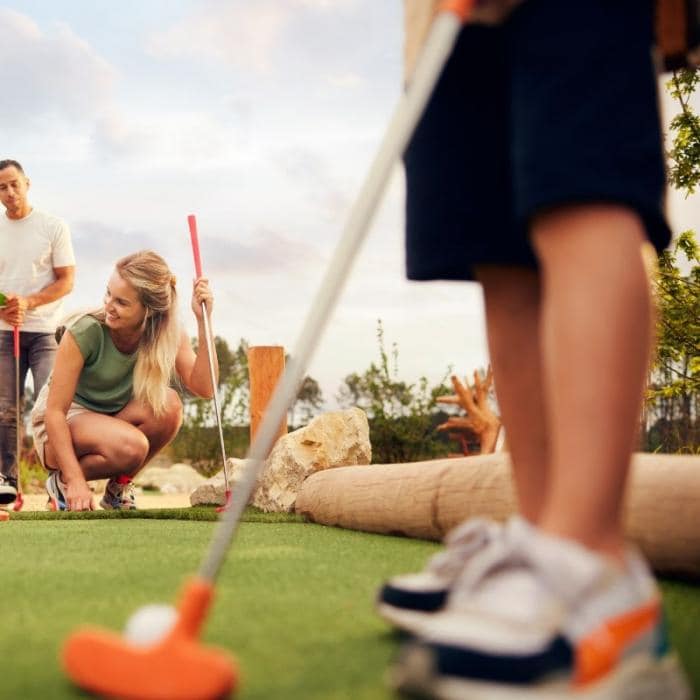 Ontspan, lach en verbind tijdens minigolf met speelse competitie en teamplezier.