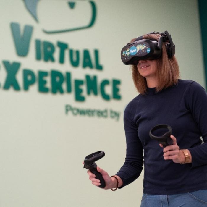 Expérience professionnelle de réalité virtuelle en intérieur, à vivre seul ou à plusieurs, pour explorer des mondes interactifs uniques et s’immerger complètement dans une autre réalité.