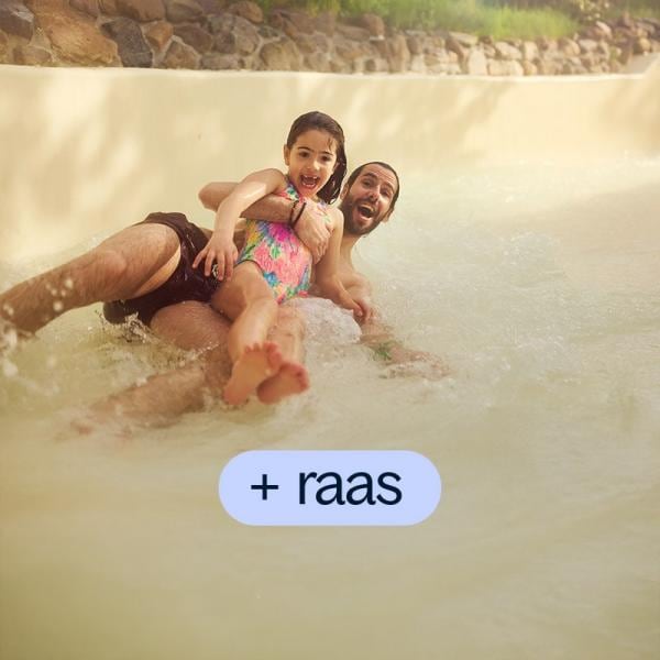 Raas naar beneden van de waterglijbanen in zwemparadijs Aqua Mundo