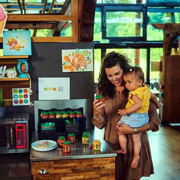 De restaurants hebben gratis babyvoeding, kinderstoelen en verschoningsruimtes.
