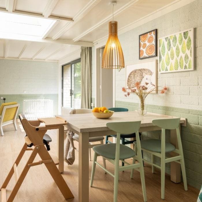 In je cottage heb je alles bij de hand, net als thuis. Er zijn babymeubels zoals een babybedje en een kinderstoel.