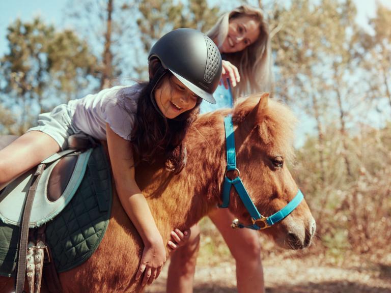 Fille sur un poney
