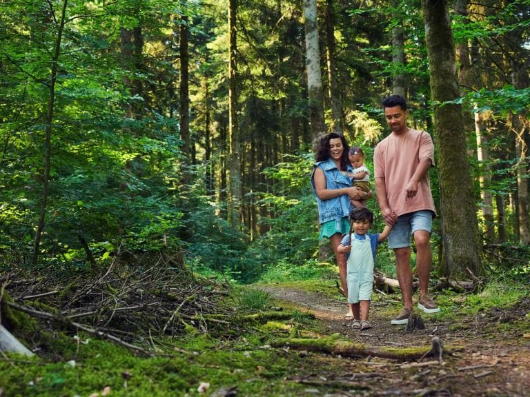 Famille qui se balade dans la nature