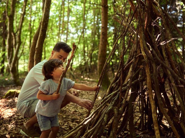 Famille dans les bois