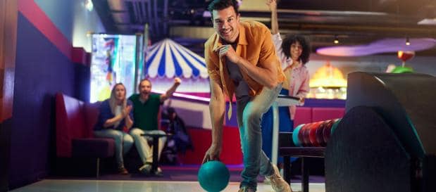 MAnn wirft Bowlingkugel