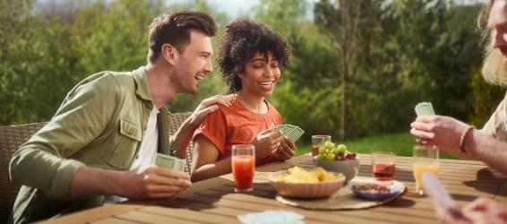 Un groupe d'amis en train de prendre l'apéritif en terrasse en forêt