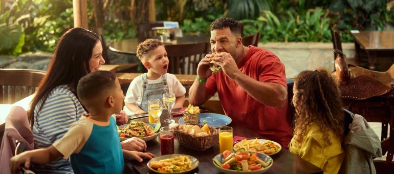 Kinder essen in Deutschland GRATIS am Buffet mit