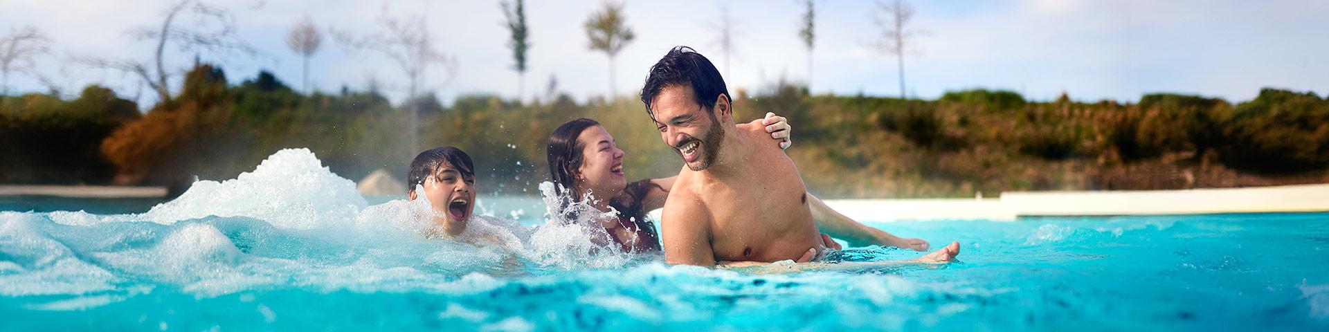 Famille dans l'eau